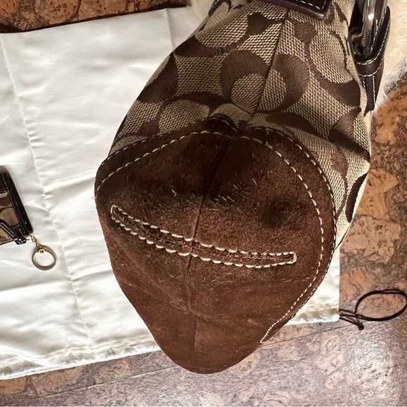 Coach Signature C Bag with Shearling Trim and Key Card Holder - Picture 4 of 16